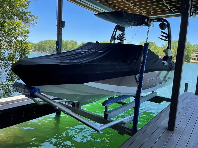 LSL10000 cable lift with dual motors polyethylene bunks and adjustable bow stop